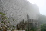 Château de Montségur - L'entrée du château un jour de brouillard.