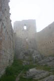 Château de Montségur - Intérieur du château. Le brouillard rend l'ensemble fantomatique.