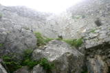 Château de Montségur - Intérieur du château. Le brouillard rend l'ensemble fantomatique.
