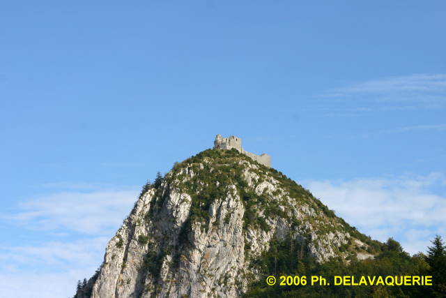 Château de Montségur - Vue générale du château au sommet de son pog à 1207 m.