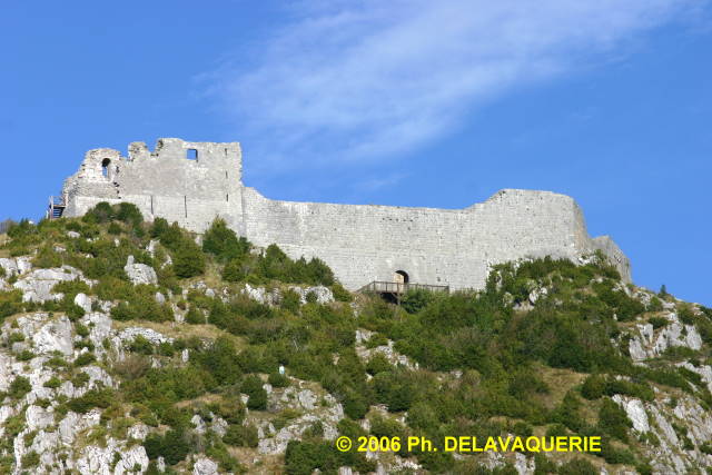 Château de Montségur - Vue générale du château au sommet de son pog à 1207 m.