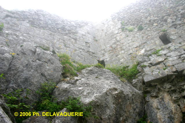Château de Montségur - Intérieur du château. Le brouillard rend l'ensemble fantomatique.