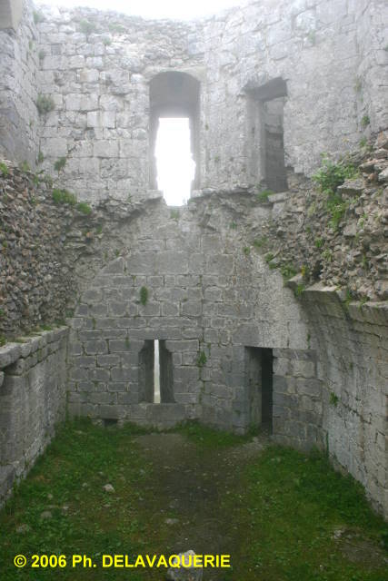 Château de Montségur - Donjon : Salle basse avec au fond à droite la porte de l'escalier à vis.