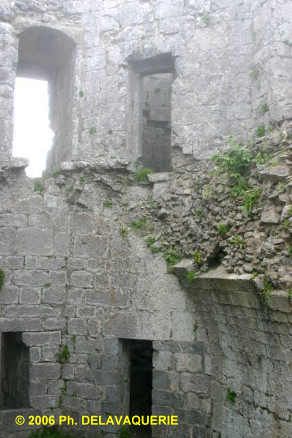 Château de Montségur - Donjon : Salle basse : la porte de l'escalier à vis.