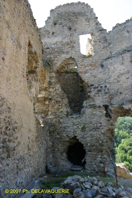 Château d'Usson-les-Bains - Tour composée d'une prison (rez-de-chaussée), de la salle des archives (1er étage) et de la salle de l'horloge (2eme étage).