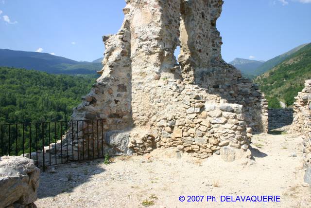Château d'Usson-les-Bains - A premier plan les communs à faire manger les valets (ancienne cuisine), au deuxième plan le garde-manger et au fond la tour de Bonrepaux - Nouvelle cuisine.