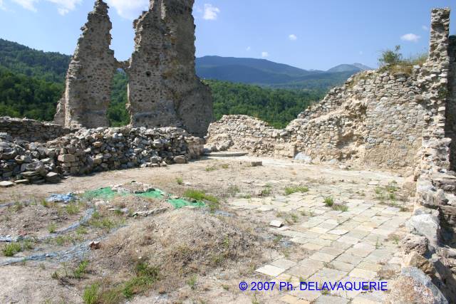 Château d'Usson-les-Bains - La grande cours haute avec au fond les restes de la galerie ouverte.