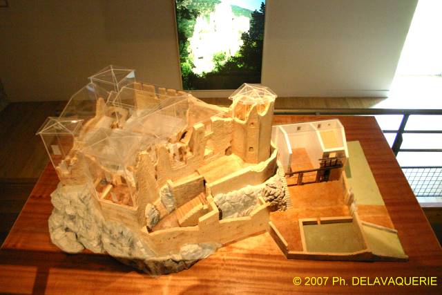 Château d'Usson-les-Bains - Maquette du château. Les parties transparentes correspondent aux parties détruites.