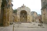 Abbaye - Cathédrale Notre Dame d'Alet : La nef avec au fond l'abside romane.