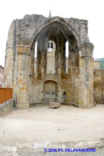 Notre Dame d'Alet - Partie existante du choeur gothique. Derrière la barrière, à gauche, se trouve la route qui passe au milieu du choeur.