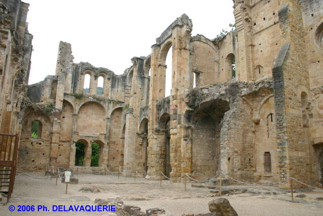 Notre Dame d'Alet - La nef vue du choeur. Sur le coté droit les restes du bas coté et de la tribune.