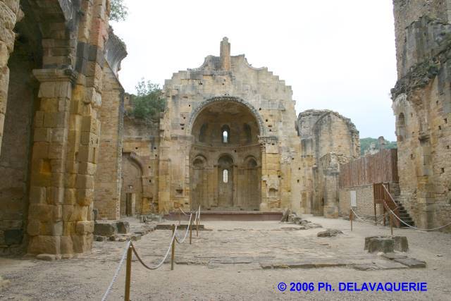 Notre Dame d'Alet - La nef avec au fond l'abside romane.