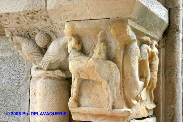 Notre Dame d'Alet - La salle capitulaire : détail des colonnes.
