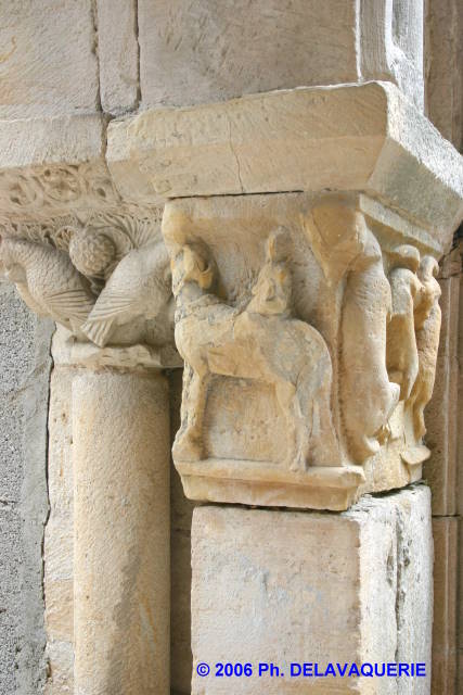 Notre Dame d'Alet - La salle capitulaire : détail des colonnes.