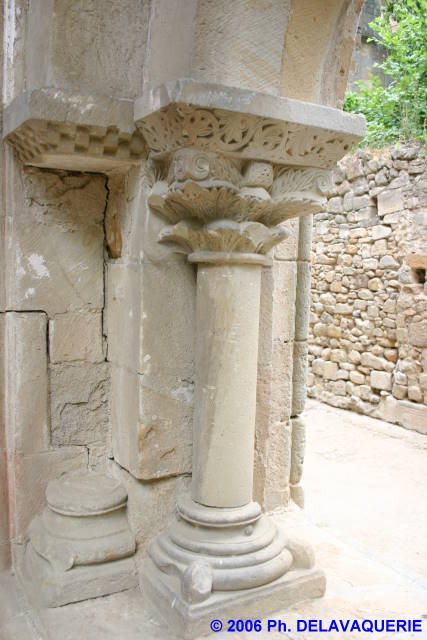 Notre Dame d'Alet - La salle capitulaire : détail des colonnes.