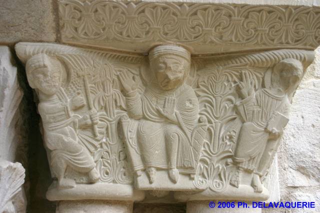 Notre Dame d'Alet - La salle capitulaire : détail des colonnes.