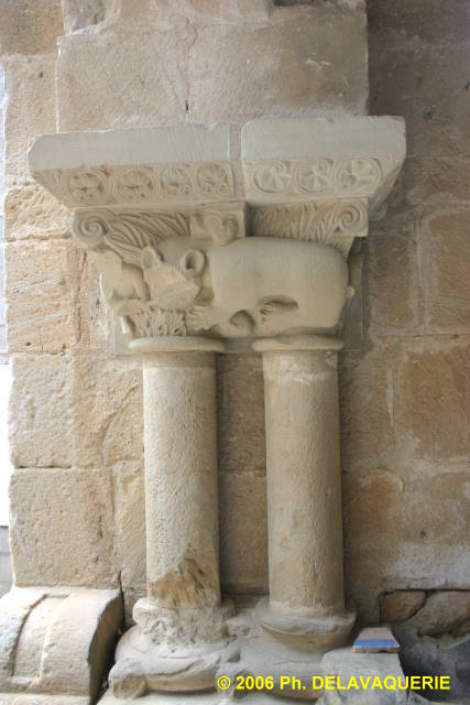 Notre Dame d'Alet - La salle capitulaire : détail des colonnes.