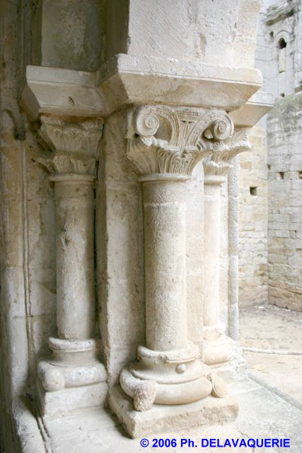 Notre Dame d'Alet - La salle capitulaire : détail des colonnes.