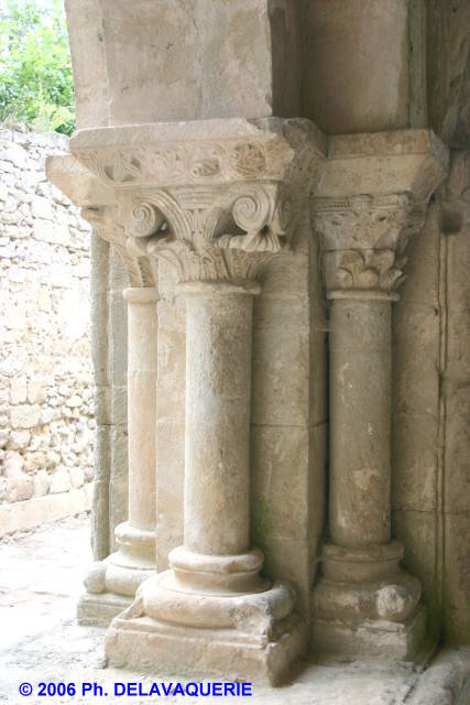 Notre Dame d'Alet - La salle capitulaire : détail des colonnes.
