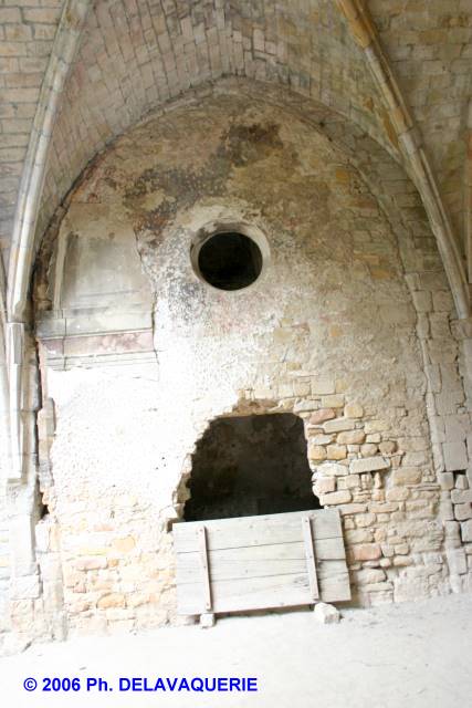 Notre Dame d'Alet - La salle capitulaire : intérieur. On aperçoit sur le mur les restes d'un fresque.
