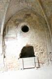 Notre Dame d'Alet - La salle capitulaire : intérieur. On aperçoit sur le mur les restes d'un fresque.