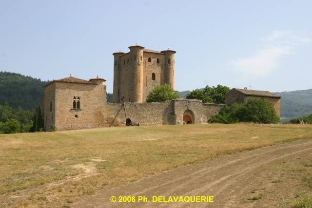Arques - Vue générale du château.