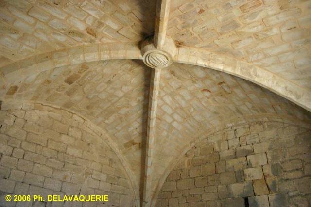 Arques - Enceinte de la Basse-cour : Tour logis : Salle haute avec les armes des Voisins à la croisée d'ogive.