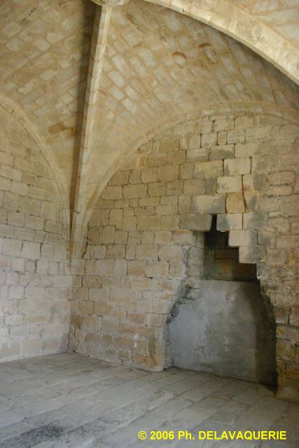 Arques - Enceinte de la Basse-cour : Tour logis : Salle haute : vestige de la cheminée.