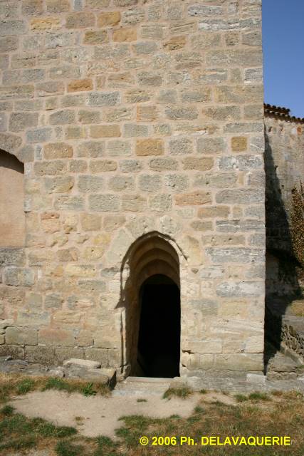 Arques - Enceinte de la Basse-cour : Tour logis : Entrée de la Salle basse.
