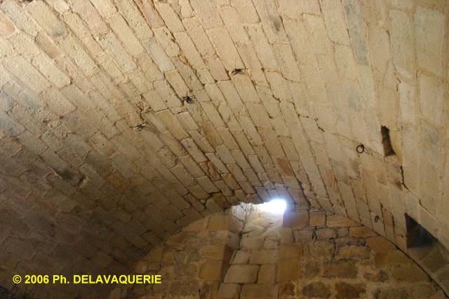 Arques - Enceinte de la Basse-cour : Tour logis : Salle basse : Partiellement sous-terraine elle est voûtée en berceau et percée de trois prise de jour.