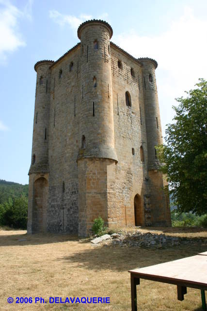 Arques - Donjon : de forme rectangulaire il est flanqué de 4 tourelles d'angle.