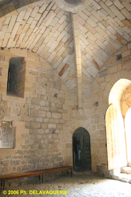 Arques - Donjon : Salle du rez-de-chaussée. Au fond l'excalier en vis pour accéder aux étages.