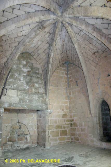 Arques - Donjon : Salle du 1er étage. Elle abritait l'appartement seigneurial. A noter la cheminée pour le chauffage.