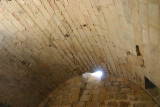 Arques - Enceinte de la Basse-cour : Tour logis : Salle basse : Partiellement sous-terraine elle est voûtée en berceau et percée de trois prise de jour.