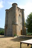 Arques - Donjon : de forme rectangulaire il est flanqué de 4 tourelles d'angle.