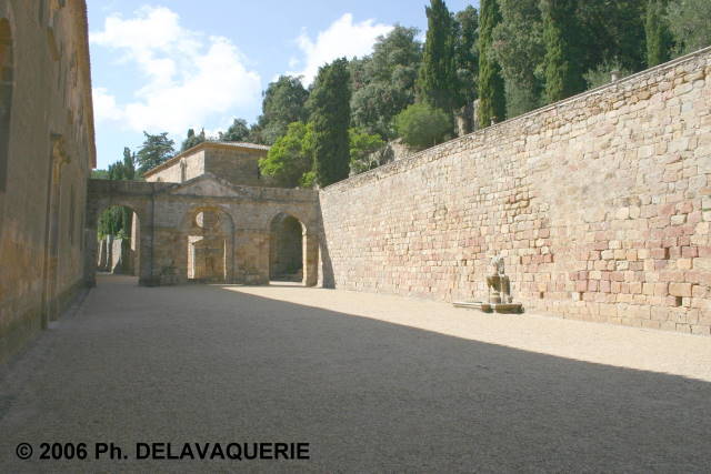 Abbaye de Fontfroide - Cours d'honneur.