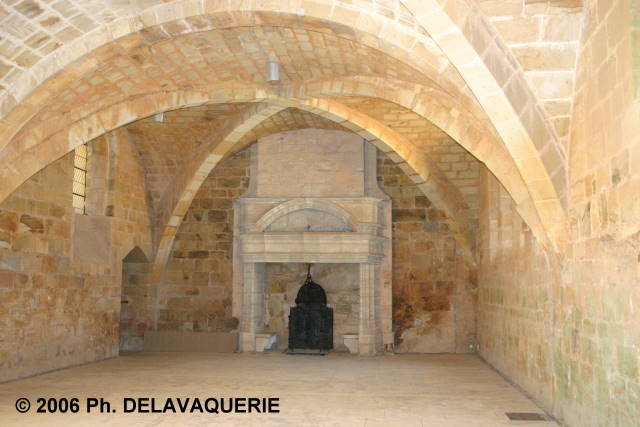 Abbaye de Fontfroide - Réfectoire des convers coté cheminée.