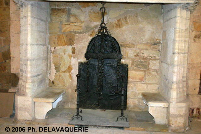 Abbaye de Fontfroide - Réfectoire des convers : la cheminée avec un banc de chaque coté.
