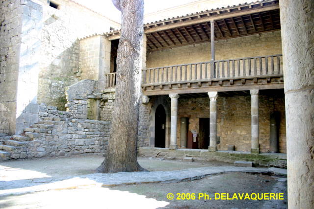 Abbaye Sainte Marie d'Orbieu - Cours du palais vieux.