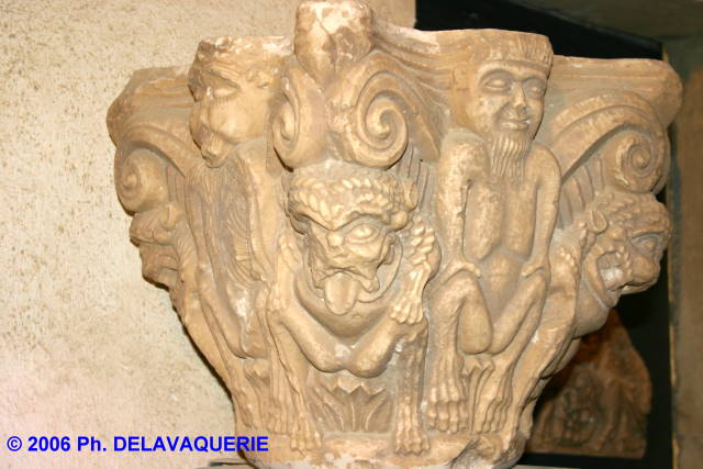 Abbaye Sainte Marie d'Orbieu - Cours du palais vieux : chapiteau du cloître.
