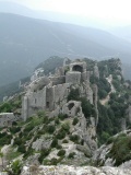 Peyrepertuse : le vieux donjon vu du donjon San Jordi