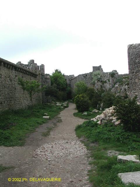 Peyrepertuse - Vue intérieure en direction de l'éperon