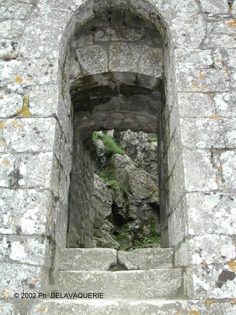 Peyrepertuse - Vieux donjon : l'entrée