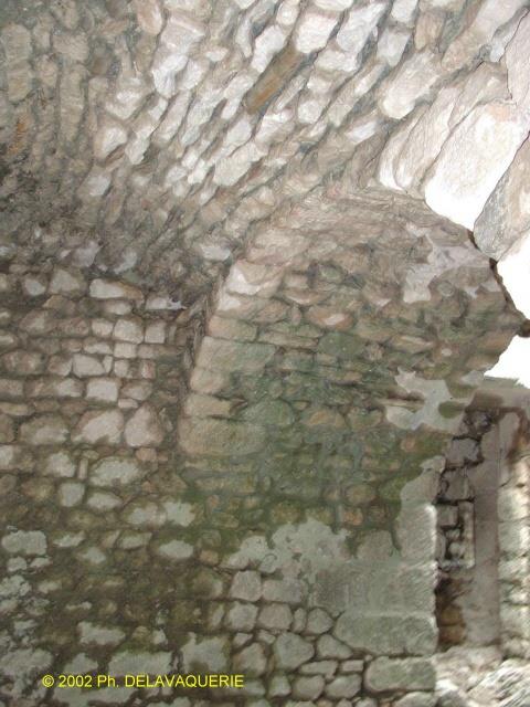 Peyrepertuse - Vieux donjon : logis du gouverneur