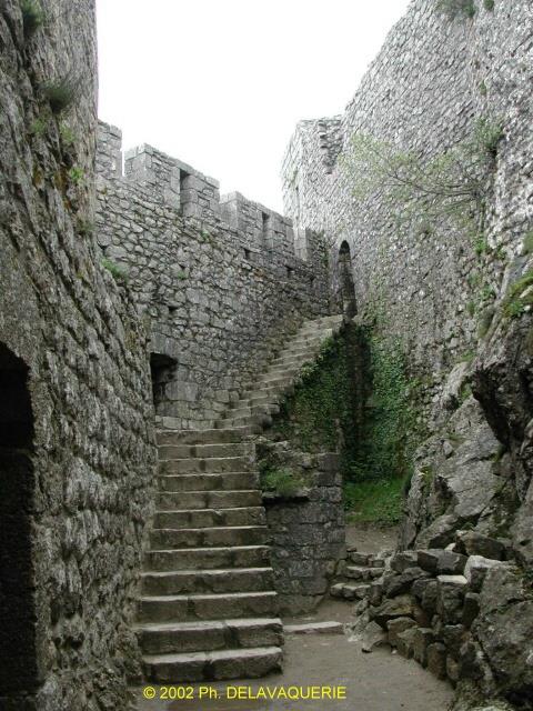 Peyrepertuse - Vieux donjon : escalier menant au logis du gouverneur