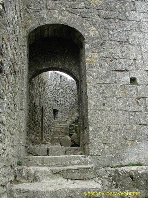 Peyrepertuse - Vieux donjon : porte Est