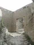 Puilaurens - Courette. Les murs sont percés de 12 meutrières qui convergent vers l'entrée.