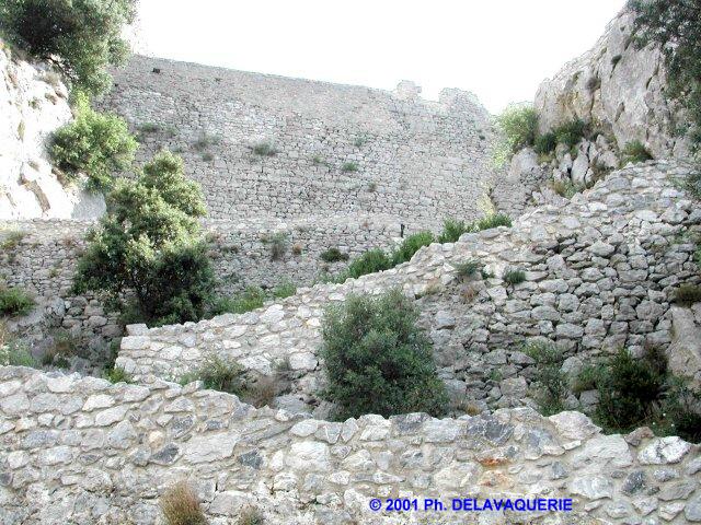 Puilaurens - Chicanes permettant l'accès au château. Elles sont bordées de 9 murets étagés (début du XVIIe siècle).