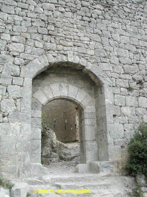 Puilaurens - Entrée principale. La porte est surmontée d'un arc en plein cintre qui cache un assomoir.