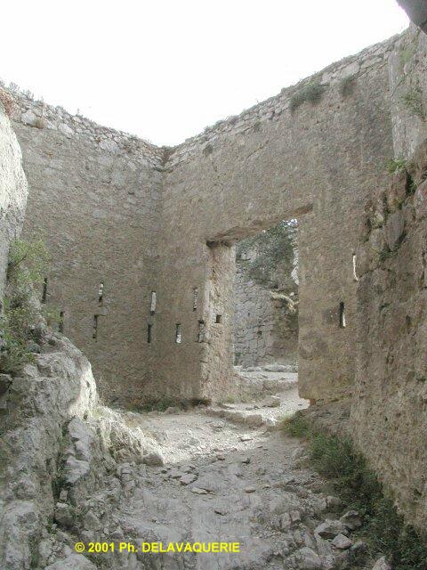 Puilaurens - Courette. Les murs sont percés de 12 meutrières qui convergent vers l'entrée.